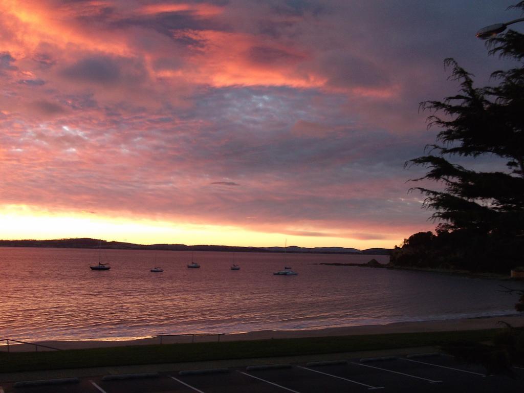 Beachfront Apartment Blackmans Bay Kingston Beach Bagian luar foto